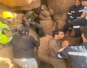 لليوم الثاني.. تواصل الجهود لإنقاذ شاب سقط بين هضبتين في محافظة الوجه (صور)