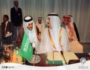 في ذكرى رحيله.. صورة تاريخية تجمع الأمير سعود الفيصل مع الملك فهد خلال إحدى المناسبات