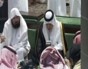 شاهد.. أمير مكة يشارك المصلين إفطارهم في المسجد الحرام