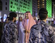 أمير المدينة يلتقي بالقيادات الأمنية في ساحات المسجد النبوي ويشيد بجهود تأمين المصلين والزائرين (صور)