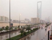 أمطار غزيرة وسيول في الرياض .. و”الأرصاد” تنبه باستمرارها وتساقط حبات البرد (فيديو)
