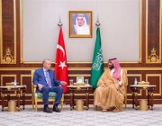 ولي العهد ورئيس جمهورية تركيا يعقدان اجتماعًا بقصر السلام في جدة