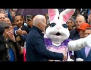 أرنب “عيد الفصح” ينقذ بايدن من موقف مربك ويوجهه بعيدا عن الحشود