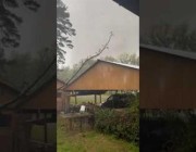 أمريكي يوثّق لحظة قدوم إعصار قرب منزله في ولاية جورجيا