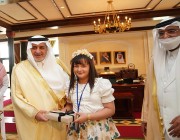 أمير تبوك يكرم طلاب وطالبات مدراس الملك عبدالعزيز بالمنطقة المتميزين في المجالات العلمية والثقافية