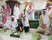 أمير  مكة المكرمة يشارك الصائمين الإفطار في الحرم المكي