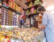 المراكز والأسواق التجارية بالباحة تعرضُ تشكيلات متنوعة من الحلويات مع قرب دخول عيد الفطر