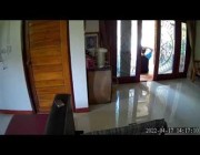 ثعبان يفزع امرأة تايلاندية أثناء جلوسها أمام باب منزلها