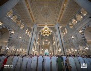 جموع المصلين تؤدي صلاة التراويح لليلة 10 رمضان بالمسجد الحرام