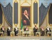 خادم الحرمين الشريفين يستقبل العلماء والمواطنين في قصر السلام في جدة (صور وفيديو)