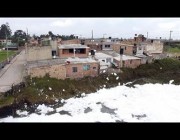 شاهد.. رغوة نهر ملوث تصل المنازل في كولومبيا