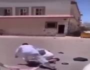 شاهد.. طالب ثانوي يعتدي على معلمه بالضرب في أحد شوارع المملكة