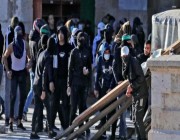 شرطة الاحتلال تعتقل 400 مصلٍ من داخل المصلى القبلي بالأقصى