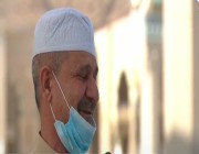 فيديو.. زائر عراقي للمسجد النبوي يبكي بشدة : “يا حبيبي يا محمد”