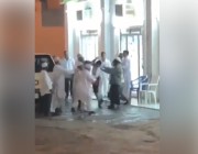 فيديو| مشاجرة عنيفة بـ”العصي” بين وافدين في «وادي الدواسر»