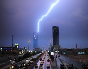 فيديو.. هطول أمطار متفرقة على الرياض حتى الساعة 1 فجرًا