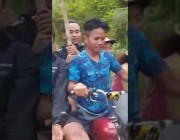 قائد دراجة نارية يحمل 5 أشخاص وينجح في عبور طريق موحل بهم في غابات تايلند