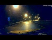 قائد مركبة ينجو من حـادث انقلاب بسبب الأمطار على طريق سريع