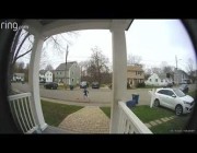 كاميرا مراقبة ترصد ردة فعل طفل بعد ركل كرة قدم وإدخالها السلة