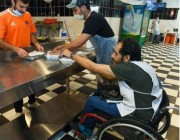 متطوع من ذوي الإعاقة يشارك في إعداد وتوزيع وجبات الإفطار للصائمين في عرعر