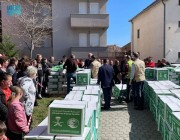 مركز الملك سلمان للإغاثة يوزع 200 سلة غذائية رمضانية في مدينة جيلان بجمهورية كوسوفو