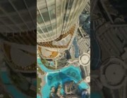 مصور يلتقط بطائرة درون مقطع الهبوط السريع من أعلى برج خليفة في دبي