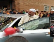 مصلون في إسبانيا يهدون إمامهم سيارة “أودي” جديدة نظير جهوده في رمضان (صور)