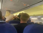 عراك بين بريطانيين على متن طائرة متوجهة إلى هولندا (فيديو)