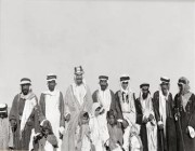 التقطت قبل أكثر من 100 عام.. صورة تاريخية للملك عبدالعزيز مع عدد من أبنائه ومرافقيه