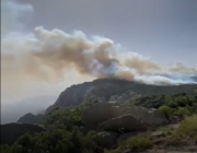 “الدفاع المدني” يباشر حريقاً اندلع في أحد جبال عسير (فيديو)