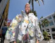 أمريكي يجوب الشوارع مرتدياً 28 كيلوغراماً من النفايات.. وهذا هو السبب (فيديو)