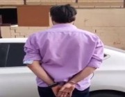 الإطاحة بمقيم أردني ظهر بمقطع فيديو يهدد موظفي أحد المستودعات بسـلاح أبيض في الرياض (فيديو)