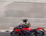 “مرور عسير” يضبط قائد دراجة آلية ظهر في مقطع فيديو مخالفًا تنظيمات السير