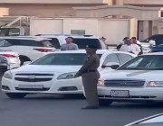 مقطع متداول لرجل أمن سعودي أمام أحد المساجد صباح العيد