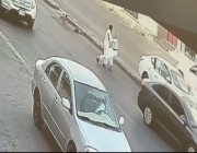 القبض على مواطن ظهر في مقطع فيديو متداول يعتدي على آخر بإطلاق النار على مركبته في عسير