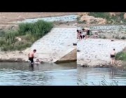 أشخاص ينقذون طفلاً من الغرق بأحد الأنهار في الصين