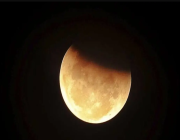 «القمر الدموي» أول خسوف للقمر عام 2022 يسطع في السماء خلال هذا التوقيت