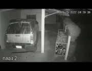 انفـجار مفاجئ للزجاج الخلفي لسيارة خلال توقفها أمام منزل صاحبها