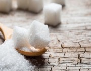 هل يوجد فرق بين السكر الأبيض والبني؟ استشاري يجيب
