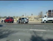 شاهد.. تطاير مبالغ ضخمة من سيارة على طريق سريع في أبوظبي