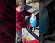 صبي كندي يفشل في تعبئة مياه ماسحات السيارة