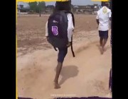 فتاة هندية تذهب إلى مدرستها قفزاً على ساق واحدة