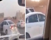 قائد مركبة يصطدم بعدد من السيارات متعمداً في حائل (فيديو)