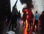مقتل محتج في إيران والمظاهرات ترفع شعار “رئيسي تحلَ ببعض الخجل”