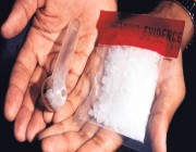 ” مكافحة المخدرات ” تقبض على مقيمَيْن من الجنسية اليمنية بحوزتهما كيلو جرام من مادة الميثامفيتامين المخدر (الشبو) بجدة