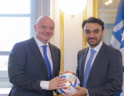 وزير الرياضة يلتقي رئيس الفيفا في باريس