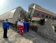 21 قتيلا على الأقل في انحراف قطار عن سكته وسط إيران