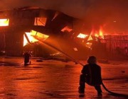 اندلاع حـريق في مستودع بالدمام.. “والدفاع المدني” يتدخل (فيديو وصور)