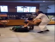 طرحه أرضاً وكاد يحطم الكراسي عليه.. مشاجرة عنيفة بين شخص وأحد العاملين بمطعم “ستاربكس” (فيديو)