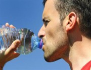 هل شرب المياه من العلب البلاستيكية مضر وغير آمن؟ .. “الصحة الخليجي” يوضح